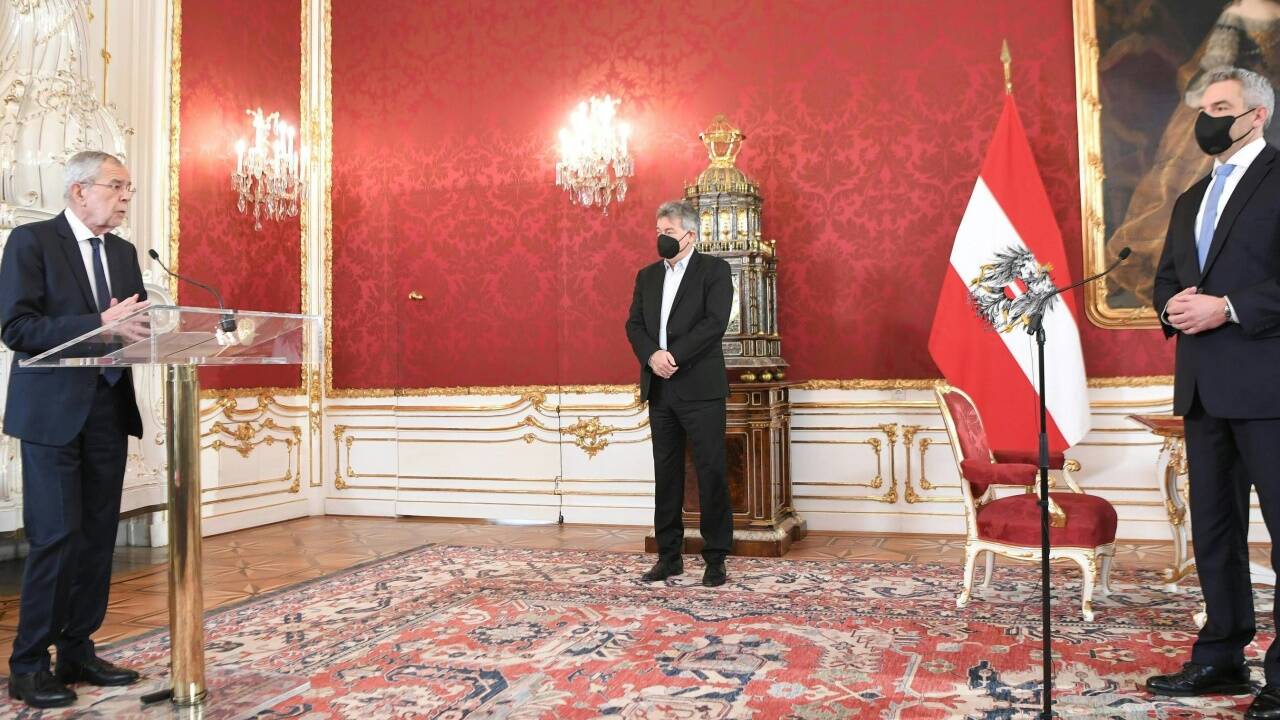 Van der Bellen gelobt Karl Nehammer an, im Beisein des Vizekanzlers Werner Kogler (Mitte). 