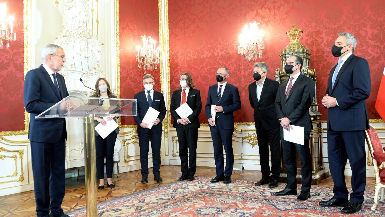 Bundespräsident Alexander Van der Bellen, Staatssekretärin Claudia Plakolm (ÖVP), Finanzminister Magnus Brunner (ÖVP), Bildungsminister Martin Polaschek (ÖVP), Innenminister Gerhard Karner (ÖVP), Vizekanzler Werner Kogler (Grüne), Außenminister Alexander Schallenberg (ÖVP) und Bundeskanzler Karl Nehammer (ÖVP) im Rahmen der Angelobung. 