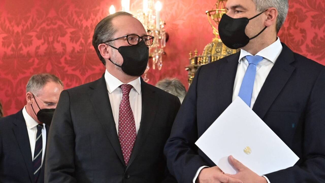 Mit Masken: Alexander Schallenberg übergibt Amt an Karl Nehammer. 