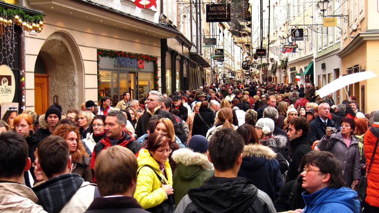 Ein Bild, das heute befremdlich wirkt: Gedränge am 8. Dezember 2007 in der Getreidegasse. 