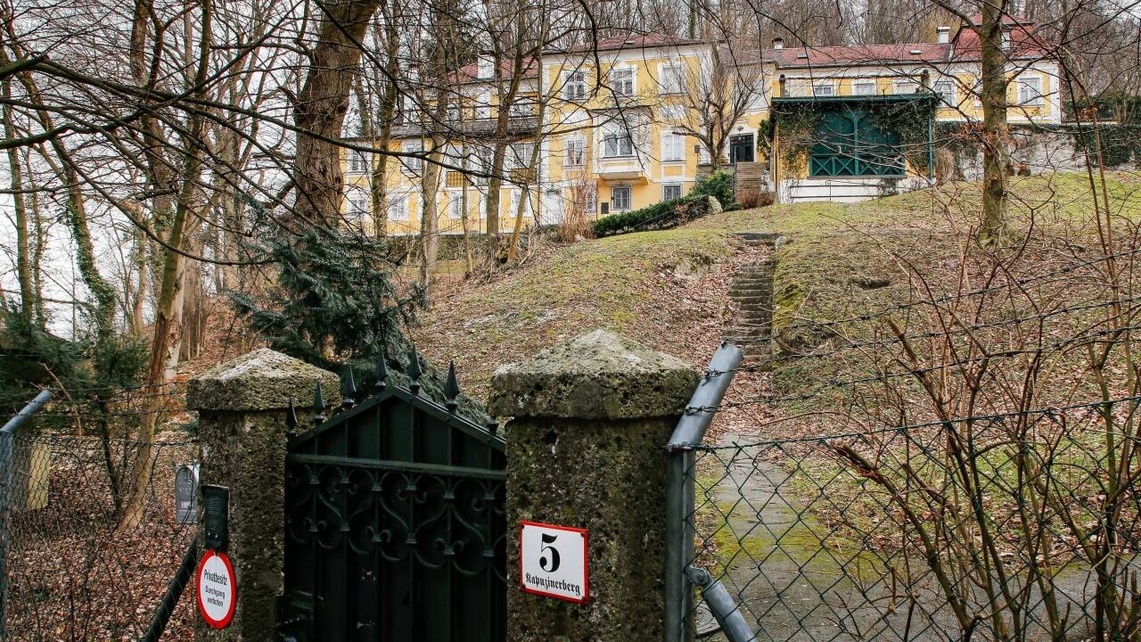 Stefan Zweig hatte die Villa auf dem Kapuzinerberg in der Salzburger Altstadt 1917 gekauft. Das schmiedeeiserne Gartentor war ein Geschenk seiner ersten Frau zur Hochzeit. Stefan Zweig hatte die Villa auf dem Kapuzinerberg in der Salzburger Altstadt 1917 gekauft. Das schmiedeeiserne Gartentor war ein Geschenk seiner ersten Frau zur Hochzeit.