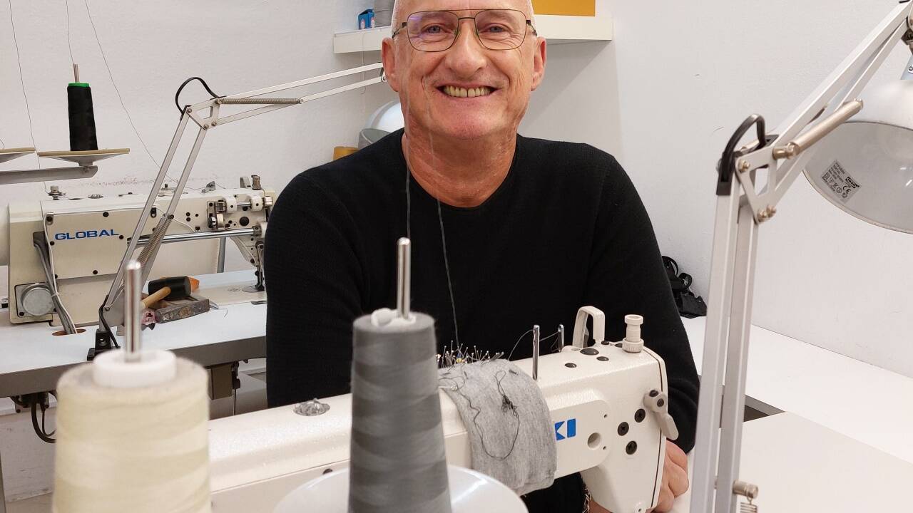 Adam Bryjka an seinem Arbeitsplatz, der Nähmaschine.  