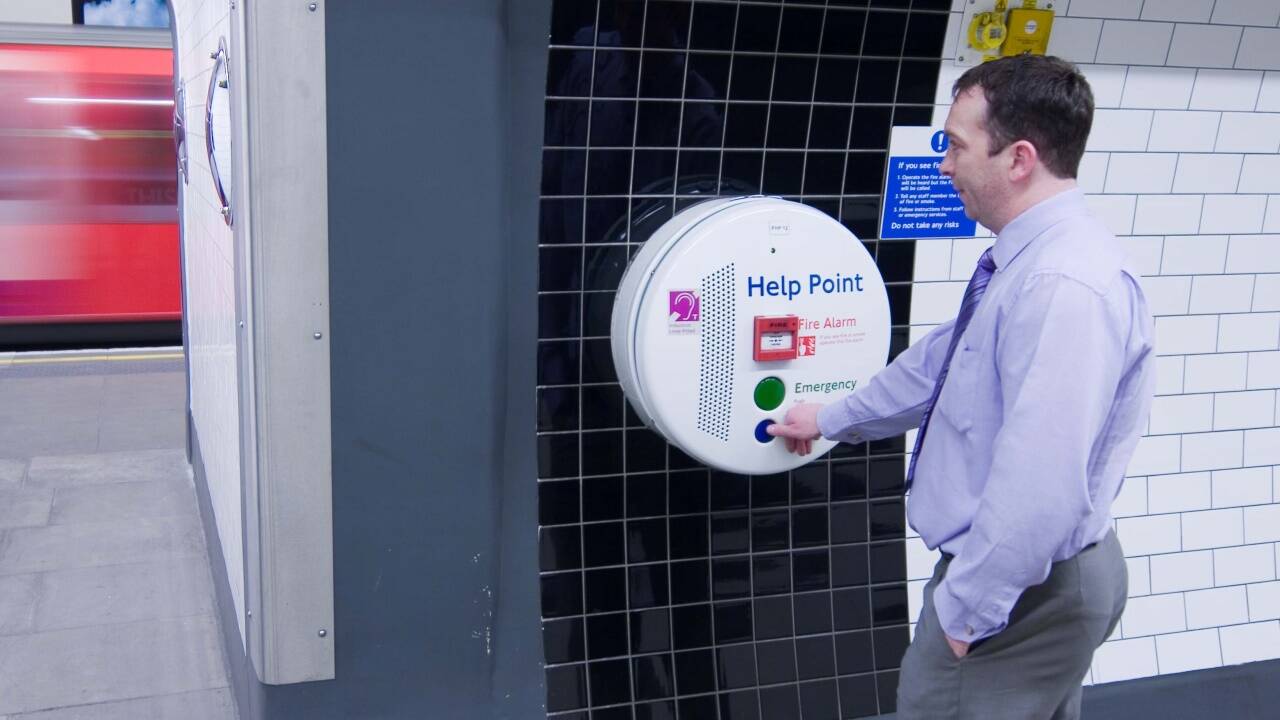 Notfalls verstanden zu werden, selbst wenn gerade die Londoner U-Bahn einfährt: Das ist das Spezialgebiet von Commend. Notfalls verstanden zu werden, selbst wenn gerade die Londoner U-Bahn einfährt: Das ist das Spezialgebiet von Commend.