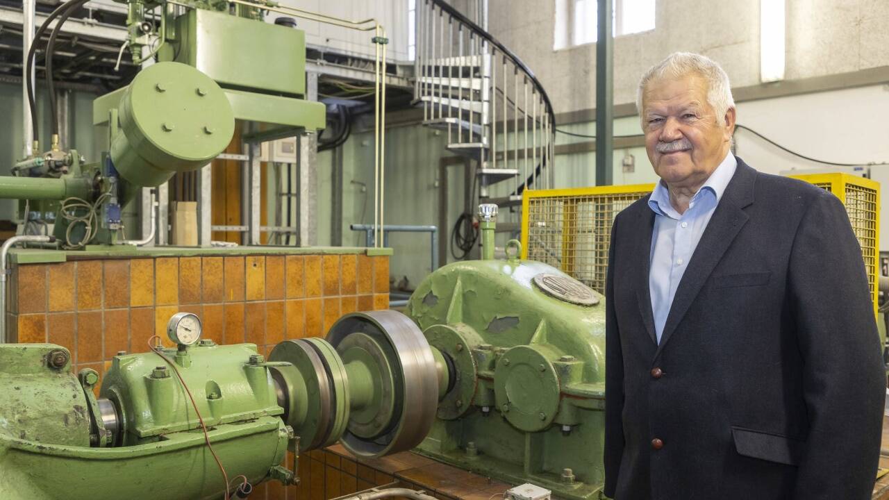 Peter Jäger vor dem Generator des Kraftwerks. 