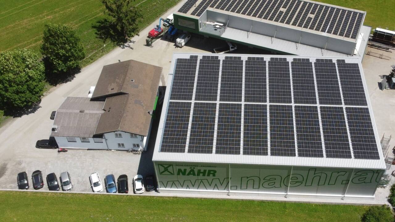Auf rund 2000 Quadratmetern Dachfläche wurden bei der „Herbert Lechner Schlosserei-Zaunbau Nähr GmbH&CoKG“ Solarmodule installiert. Auf rund 2000 Quadratmetern Dachfläche wurden bei der „Herbert Lechner Schlosserei-Zaunbau Nähr GmbH&CoKG“ Solarmodule installiert.