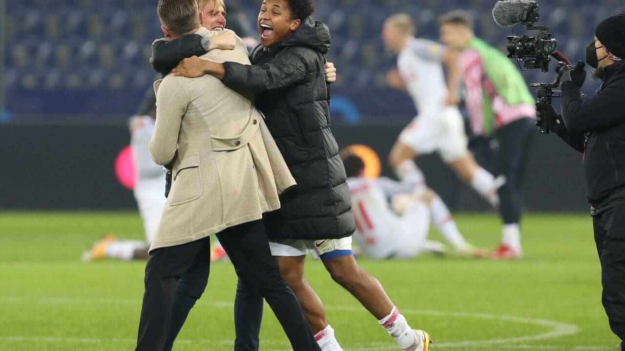 Totale Ekstase nach dem Sieg über Sevilla: Karim Adeyemi mit Sportdirektor Freund und Trainer Jaissle.  Totale Ekstase nach dem Sieg über Sevilla: Karim Adeyemi mit Sportdirektor Freund und Trainer Jaissle.