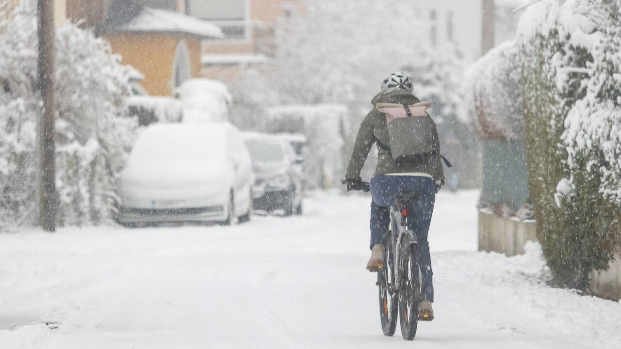 Auch am schneereichen Donnerstag waren Salzburger mit dem Rad unterwegs. 