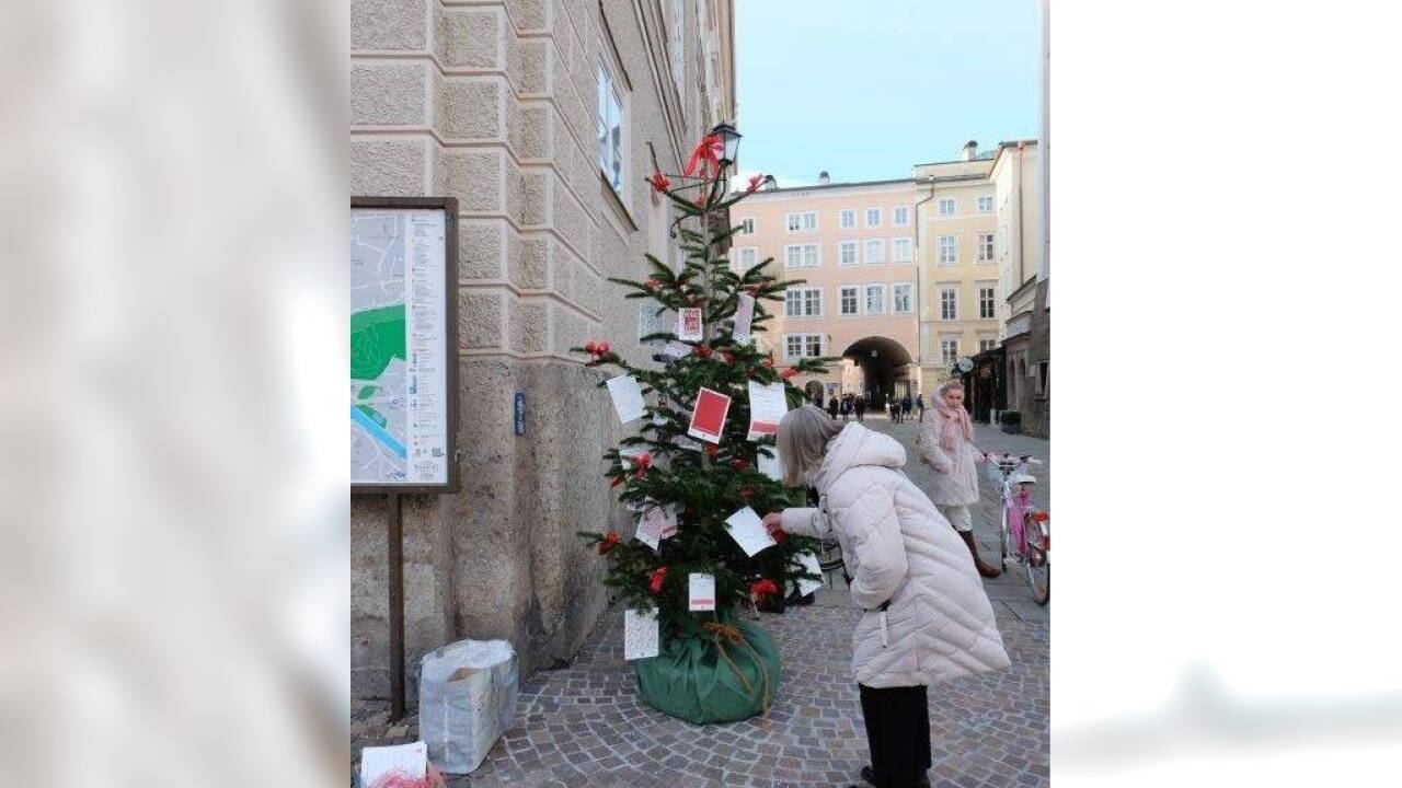 Wie Schokolade: Man darf Lieder vom Christbaum pflücken. 