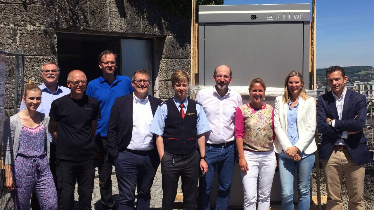 Stadträtin Barbara Unterkofler (dritte von rechts) freut sich mit ihren Mitarbeitern sowie Vertretern des Museums über den Bau der WC-Box.  