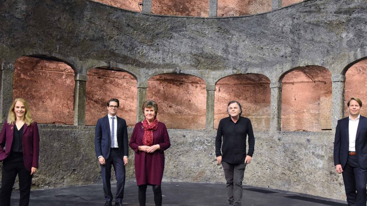 Bettina Hering, Lukas Crepaz, Helga Rabl-Stadler, Markus Hinterhäuser und Florian Wiegand in der Felsenreitschule. Bettina Hering, Lukas Crepaz, Helga Rabl-Stadler, Markus Hinterhäuser und Florian Wiegand in der Felsenreitschule.