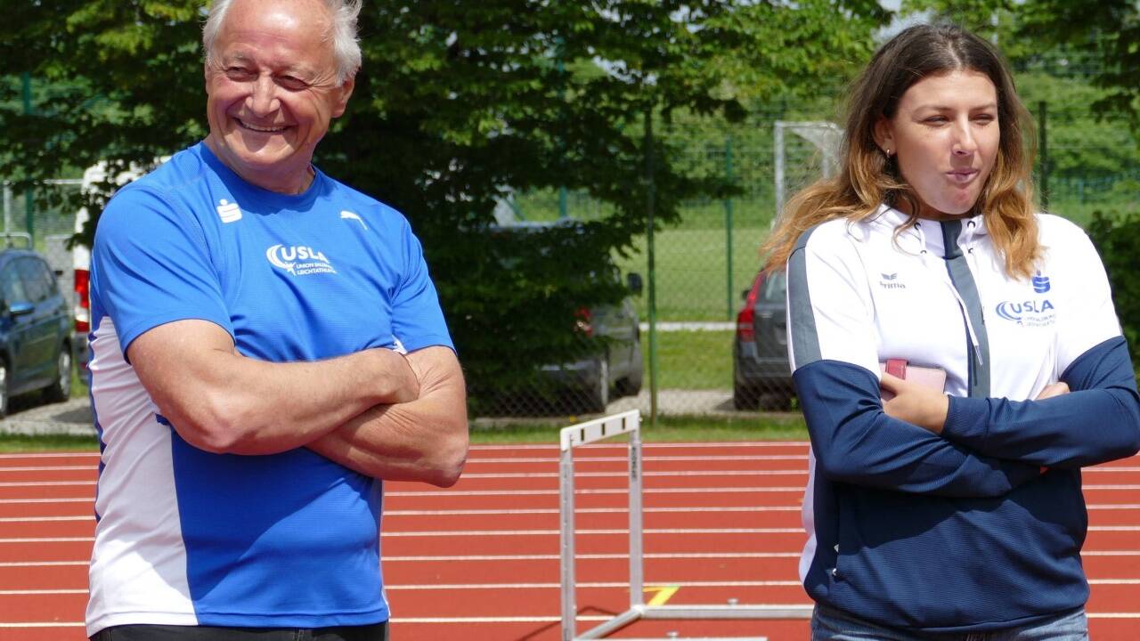 Als Union-Obmann mit Weitspringerin Inge Grünwald.  
