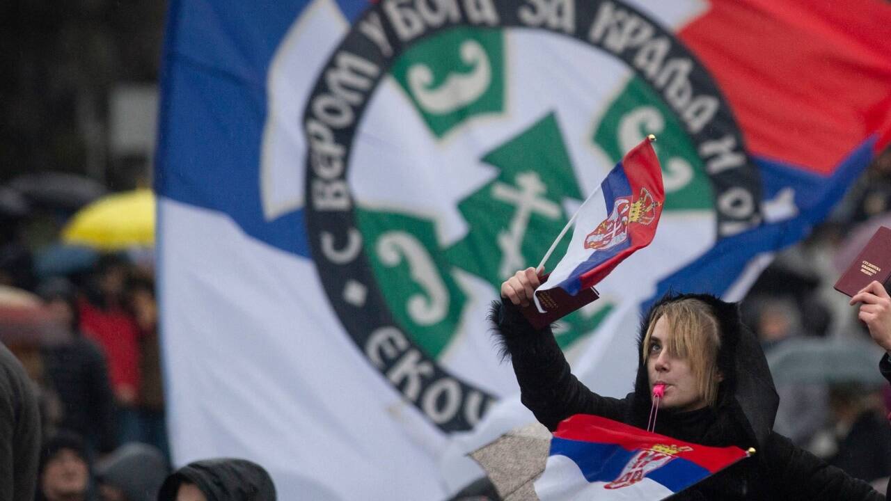 Mit Trillerpfeifen und Fahnen gingen die Aktivisten erneut auf die Straße. Mit Trillerpfeifen und Fahnen gingen die Aktivisten erneut auf die Straße.