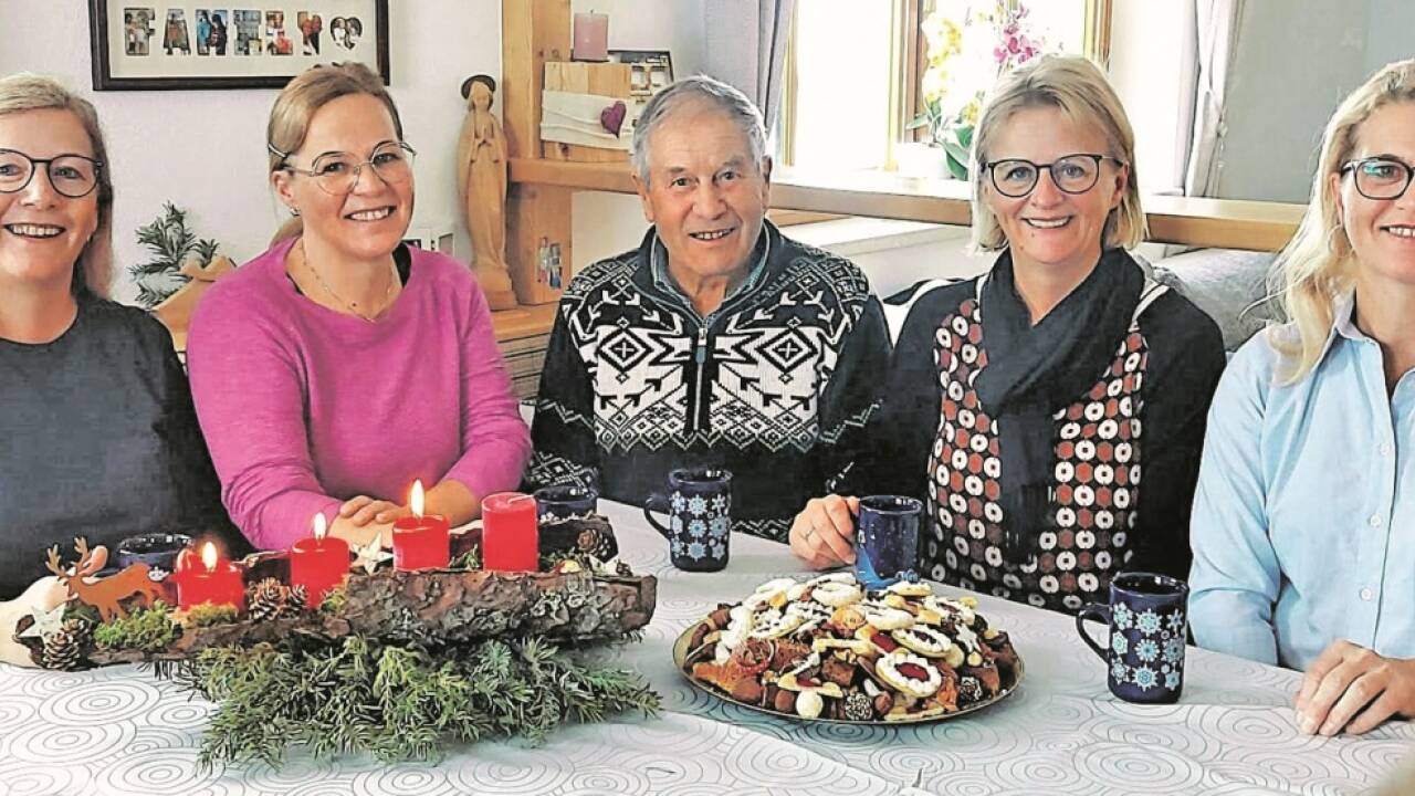 Bergbäuerin Martina Brugger (Zweite von links) mit ihren Schwestern Christine, Hanni und Brigitte sowie Vater Michael in der Mitte.  