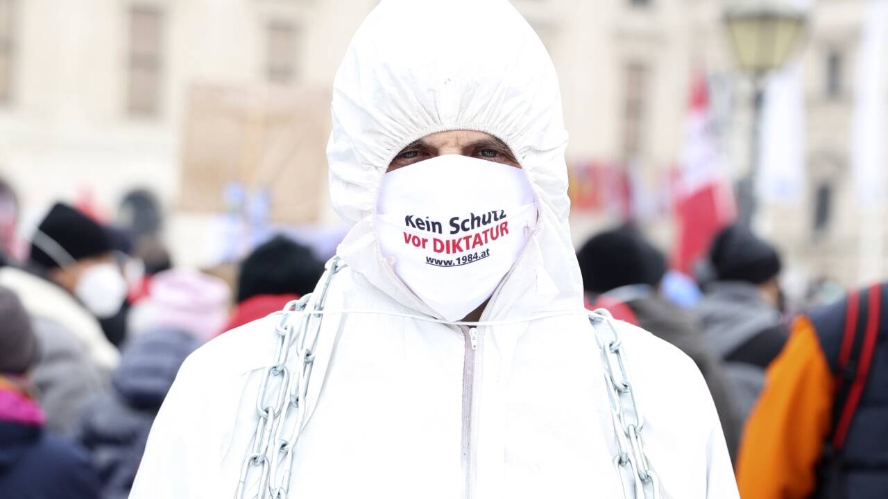 Gegner der Coronamaßnahmen bei der Demo am 11. Dezember in Wien.  
