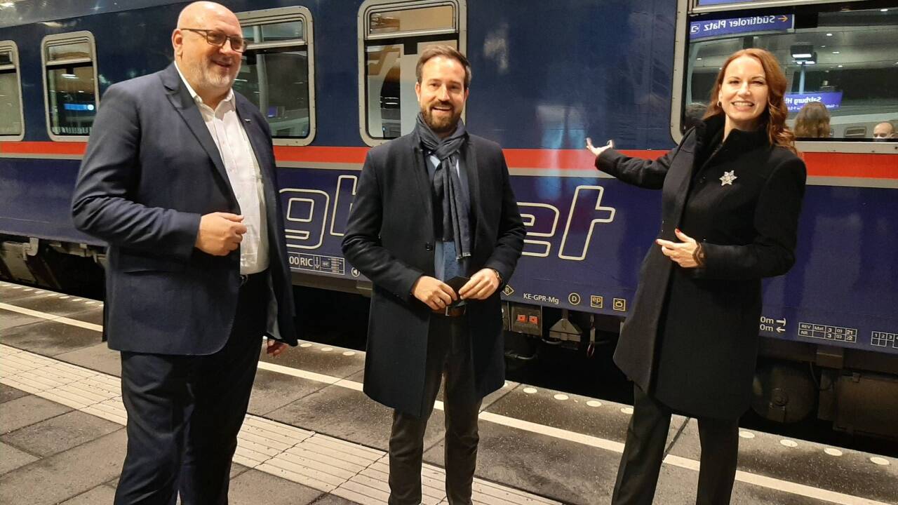 Nachts am Salzburger Hauptbahnhof (v. l.): ÖBB-CEO Andreas Matthä, Landesrat Stefan Schnöll, ÖBB-PV Vorständin Michaela Huber. 