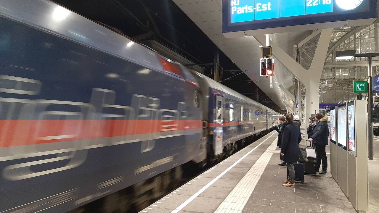 Der Nightjet mit Kurs auf Paris im Salzburger Hauptbahnhof. 
