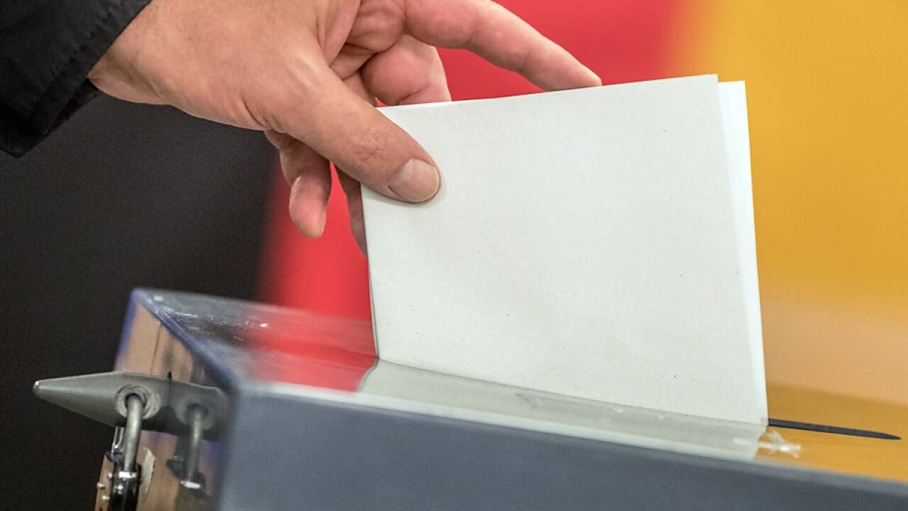 Vertrauensverlust, aber Glaube an Demokratie bleibt ungebrochen 