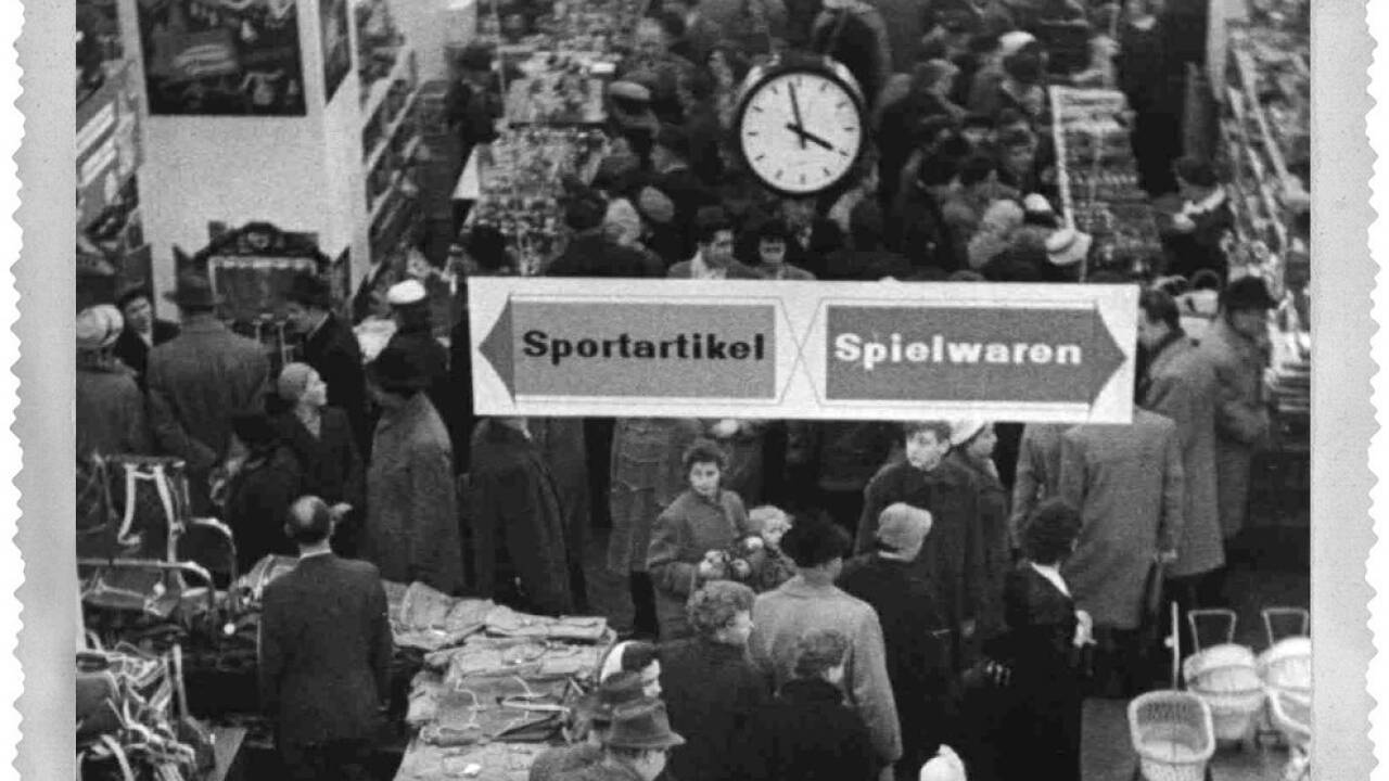 Der silberne Sonntag 1957 in der Mariahilfer Straße. Der silberne Sonntag 1957 in der Mariahilfer Straße.
