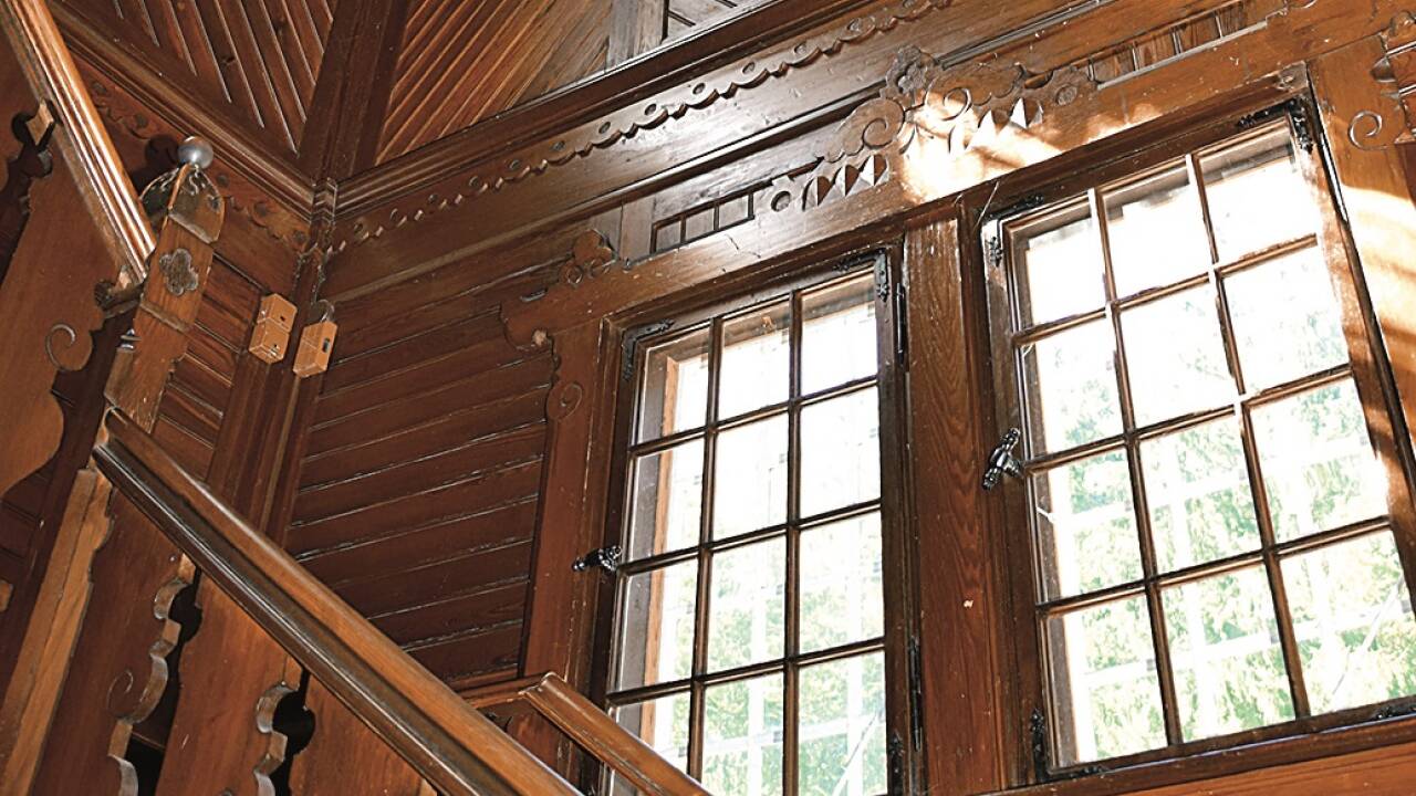 Die Fenster bringen Luftigkeit ins Stiegenhaus.  
