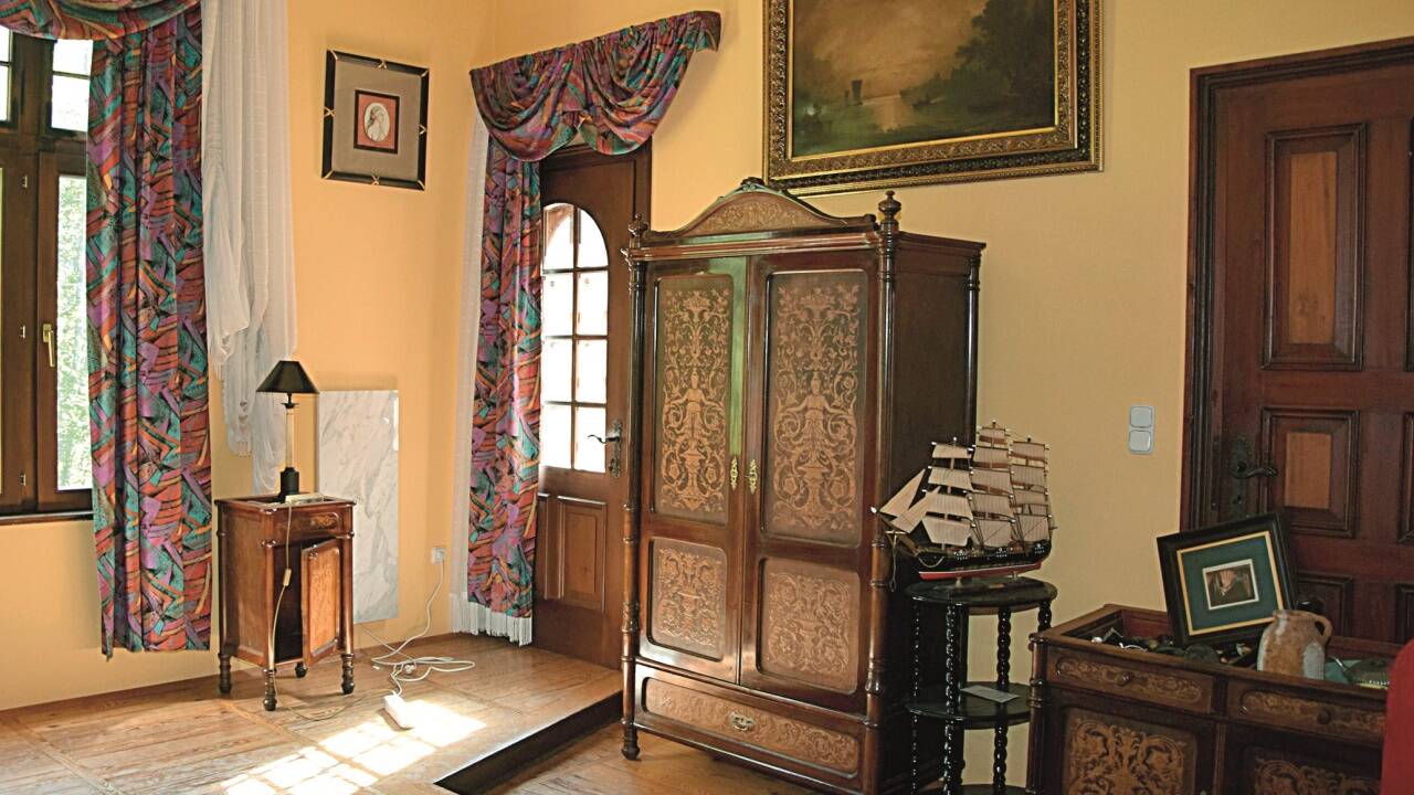 Das Gästezimmer im oberen Stock wird gerade adaptiert, Fenster und Balkon bieten wundervolle Ausblicke in die umgebende Natur. 