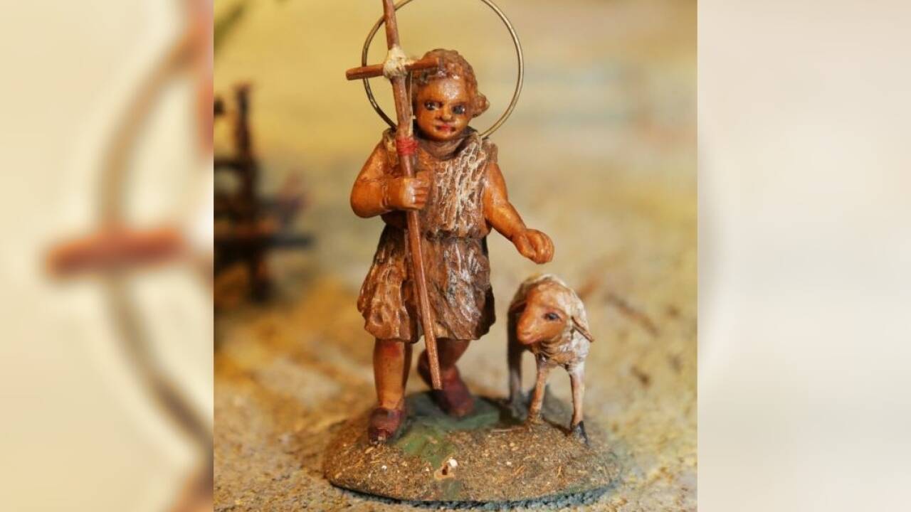 Nicht einmal daumengroß: Johannes der Täufer in der Krippe Michaelskirche in Salzburg. Nicht einmal daumengroß: Johannes der Täufer in der Krippe Michaelskirche in Salzburg.