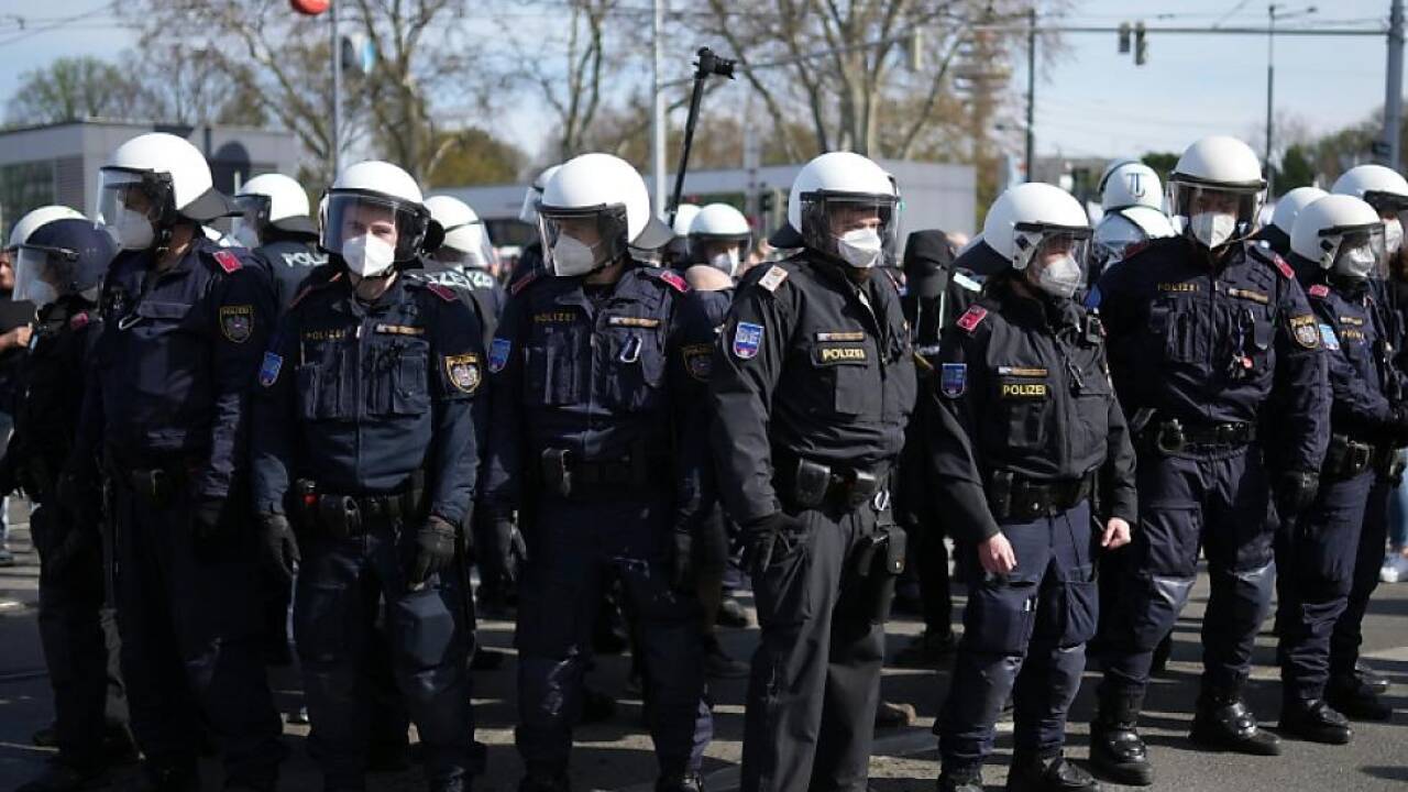 Polizei-Einsatz bei einer Demonstration von Corona-Maßnahmengegnern 