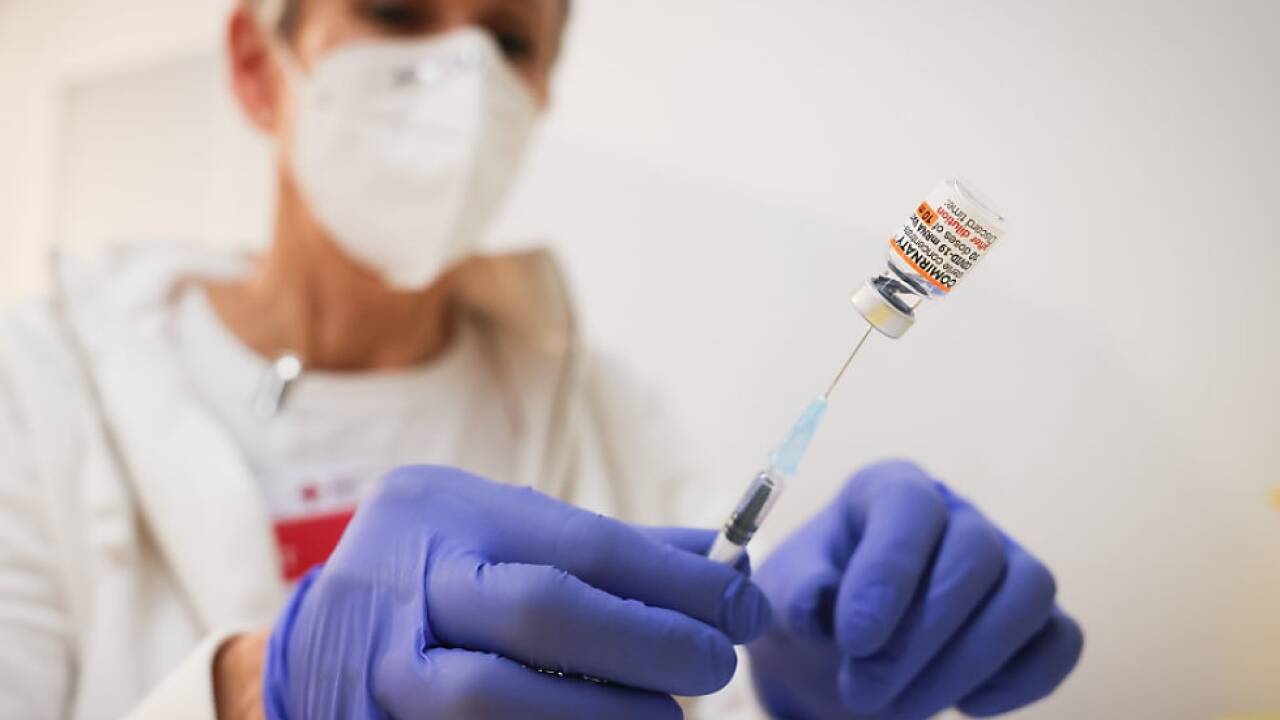 Die Gesundheitskasse will bei Impfgegner-Ärzten durchgreifen 