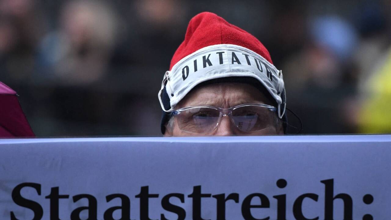 Wer die Maßnahmen gegen Corona als „Diktatur“ verunglimpft, hat weder vom Wesen der Diktatur noch vom Wesen der Demokratie die geringste Ahnung. 