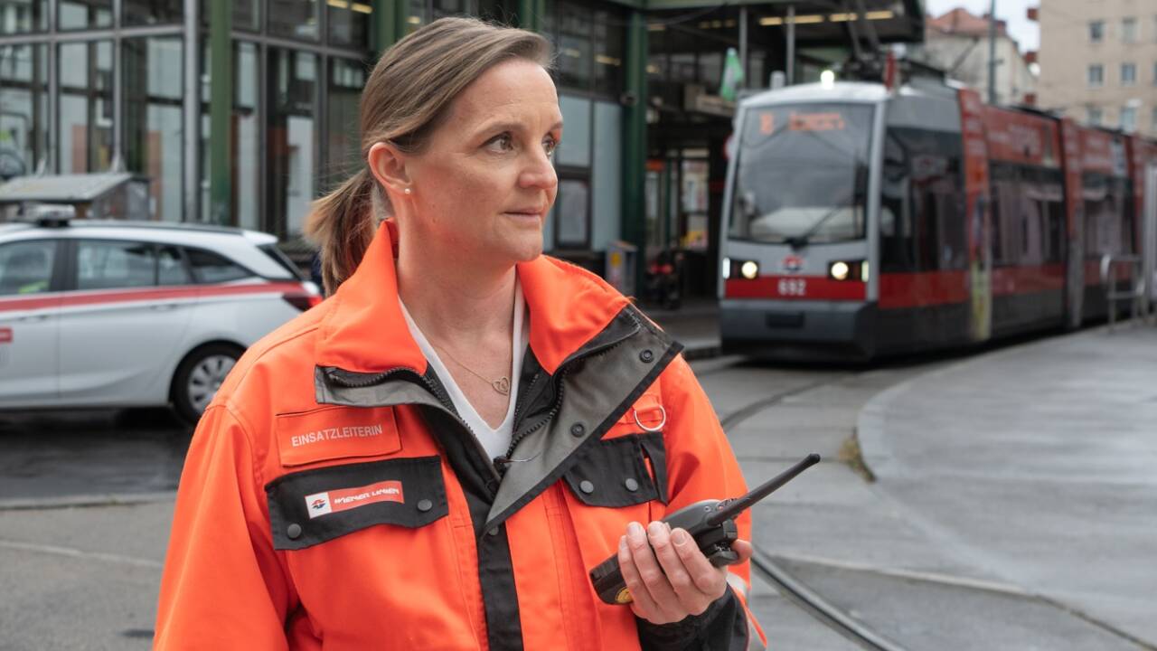 Bei Anruf: Problemlösung. Johanna Wiesholzer im Einsatz. Bei Anruf: Problemlösung. Johanna Wiesholzer im Einsatz.