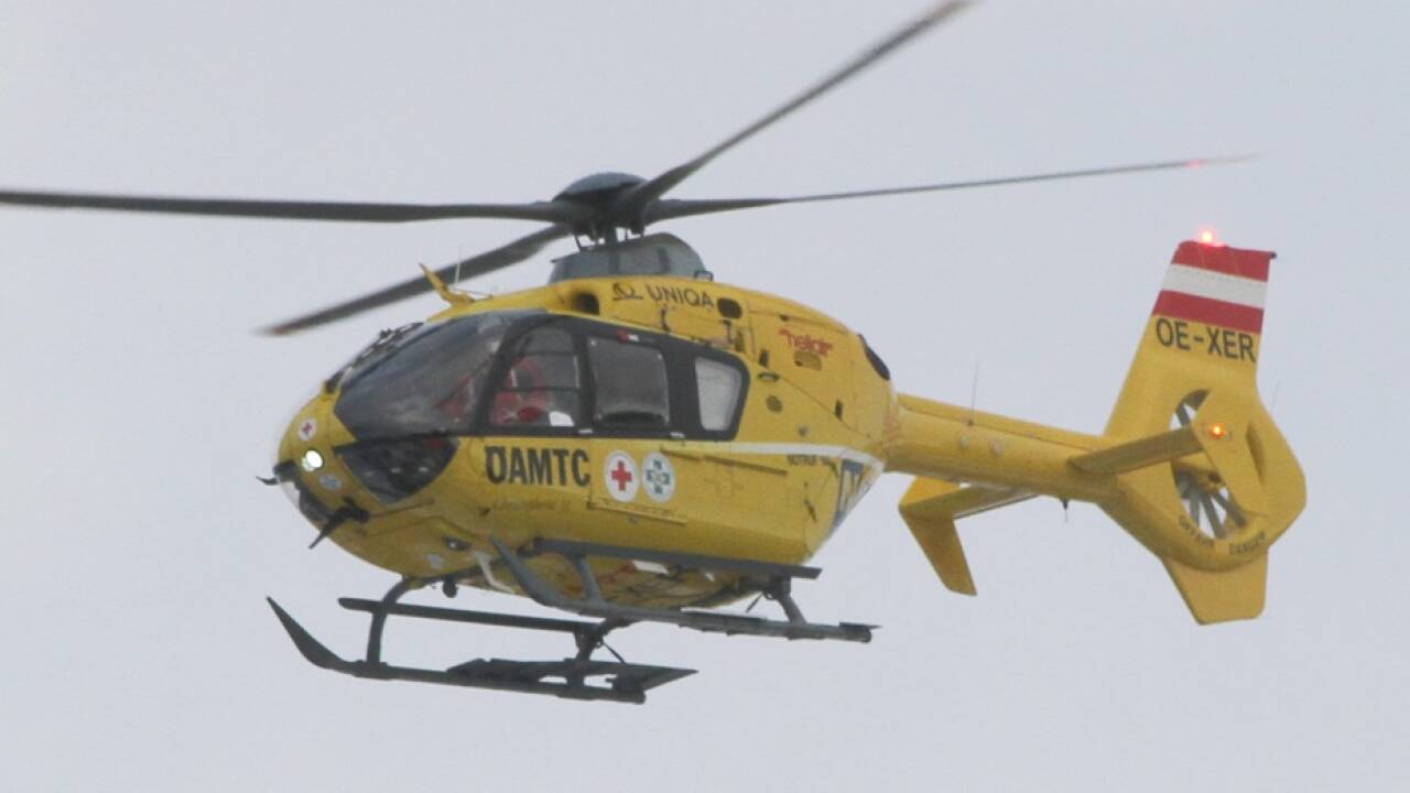 Für Intensivtransporte gibt es einen eigens ausgestatteten Hubschrauber des ÖAMTC. 