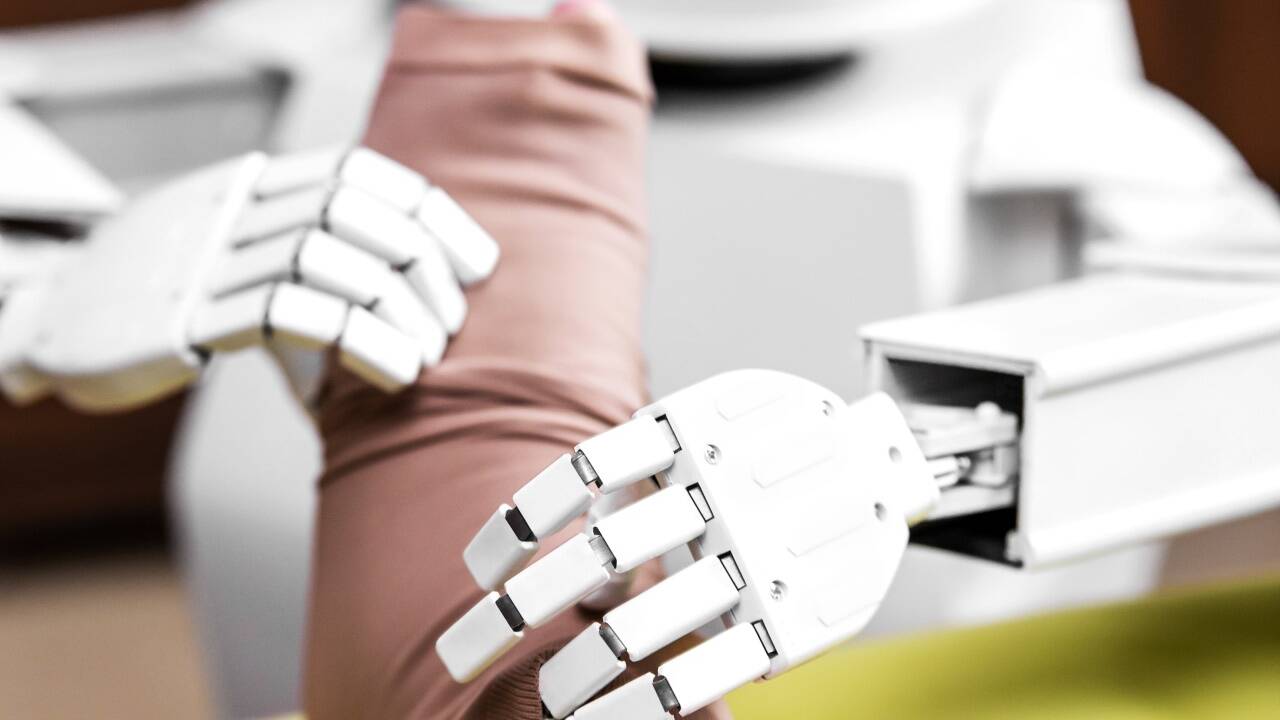 Ein Roboter hilft beim Anziehen von Kompressionsstrümpfen. Durch die Abnahme mancher Aufgaben könnten Pfleger entlastet werden, meint Bildungsforscher Wolfgang Bliem.  