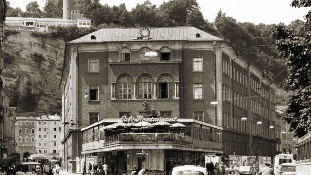Der ursprüngliche AVA-Hof wurde 1968 an der Stelle des alten Realgymnasiums und der Hauptschule Franz-Josef-Kai errichtet. Bis 1873 war an diesem Ort eine von Erzbischof Paris Graf Lodron errichtete Kaserne, die „Türnitz“, gestanden. Ursprünglich lag der Platz vor den Stadttoren an der Salzach. 2003 wurde der AVA-Hof modernisiert und der Innenhof mit seinen Passagen geschlossen. <strong>2019</strong> fand der Hof mit<strong></strong> Jargonnant Partners einen neuen Eigentümer.<br /><br /> 