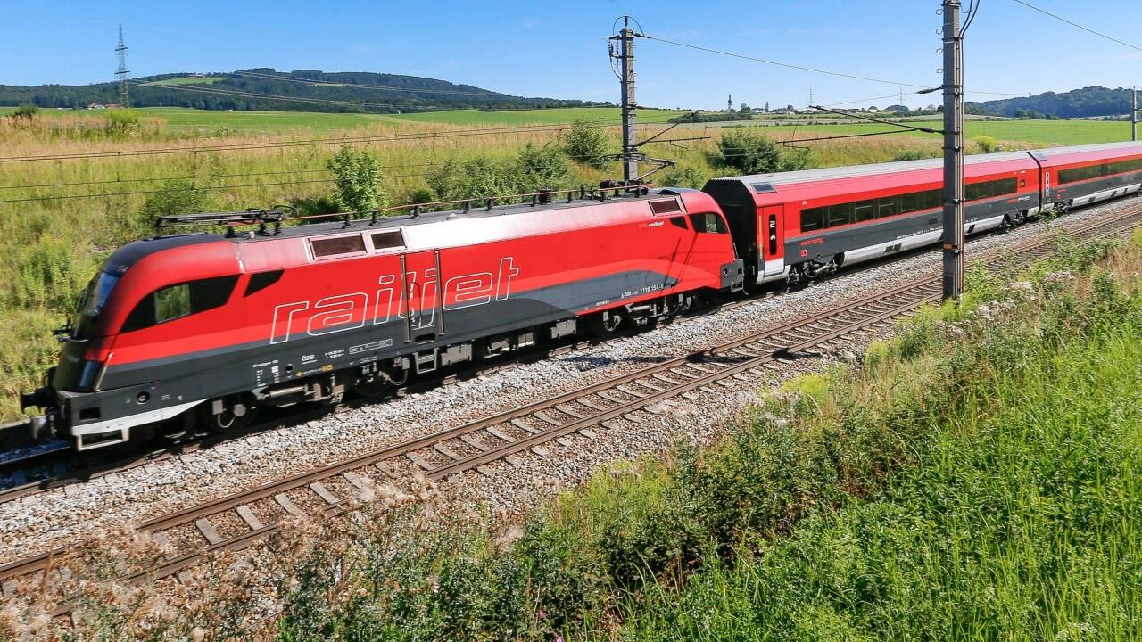 Die Bestandsstrecke soll ausgebaut werden. Trotz Problemen halten die ÖBB an ihrem Ziel fest: Bis 2040 sollen die ersten Züge durch den 16,5 Kilometer langen Tunnel zwischen Köstendorf und Salzburg rollen. 