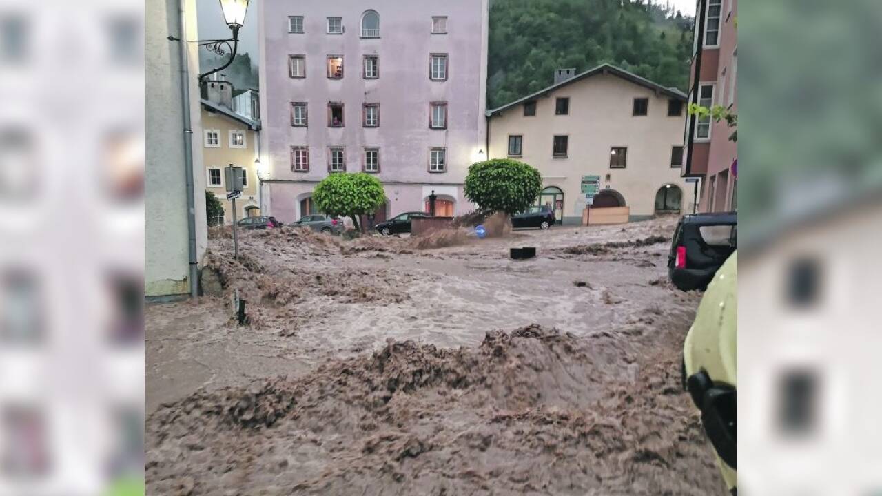 Wohl eines der Fotos des Jahres – das Hochwasser schießt Mitte Juli durch die Halleiner Altstadt. 