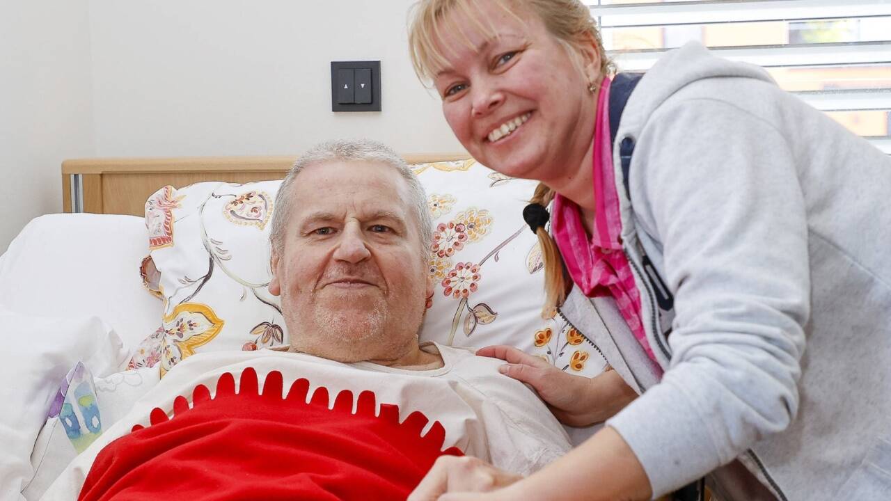 Erwin Asen mit Pflegekraft Eva. Sie betreut Asen gemeinsam mit einer Kollegin abwechselnd. Erwin Asen mit Pflegekraft Eva. Sie betreut Asen gemeinsam mit einer Kollegin abwechselnd.