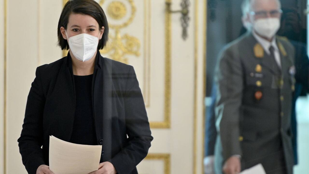 Die Generaldirektorin für öffentliche Gesundheit, Katharina Reich, und Generalleutnant Norbert Gehart am 22. Dezember 2021 im Bundeskanzleramt in Wien.  