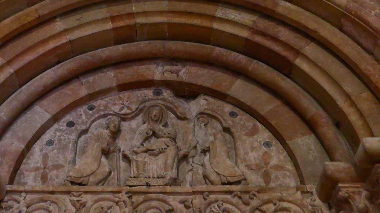 Dieses romanische Portal ist ein Kleinod.  
