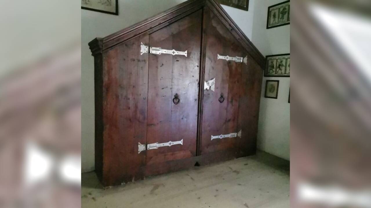 In diesem Giebelschrank wurden jahrelang die Prozessakten zu den Angeklagten aufbewahrt. Bei einer Führung soll der massive Holzschrank gescheppert und gewackelt haben. 