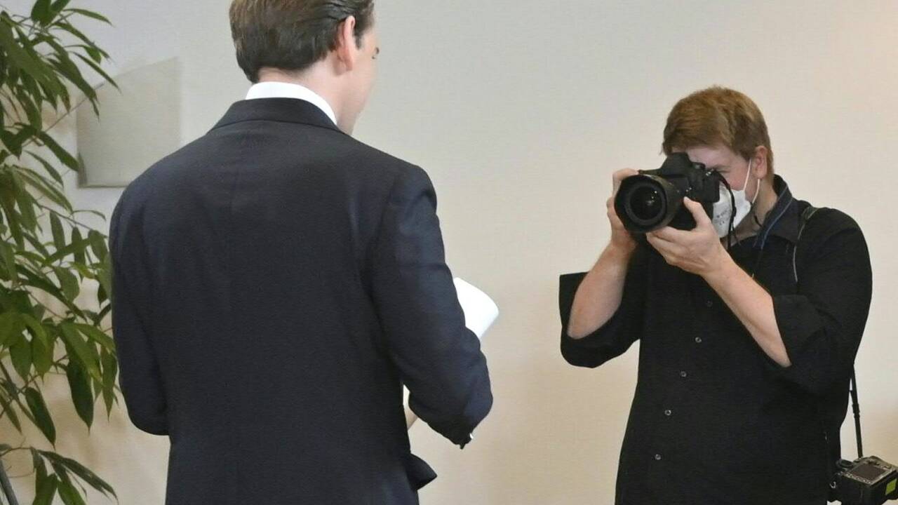 Sebastian Kurz nach seiner Rücktrittsrede am 2. Dezember: Dieser finale Schritt wird für die moralische Neuaufstellung der ÖVP nicht reichen. Sebastian Kurz nach seiner Rücktrittsrede am 2. Dezember: Dieser finale Schritt wird für die moralische Neuaufstellung der ÖVP nicht reichen.