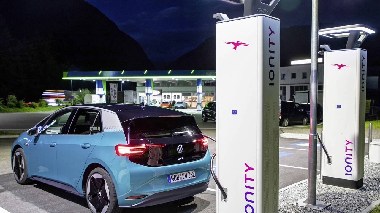 Vom Stromfresser zum Teil der Energielösung: Durch bidirektionales Laden könnten E-Autos als rollende Energiespeicher eingesetzt werden. 