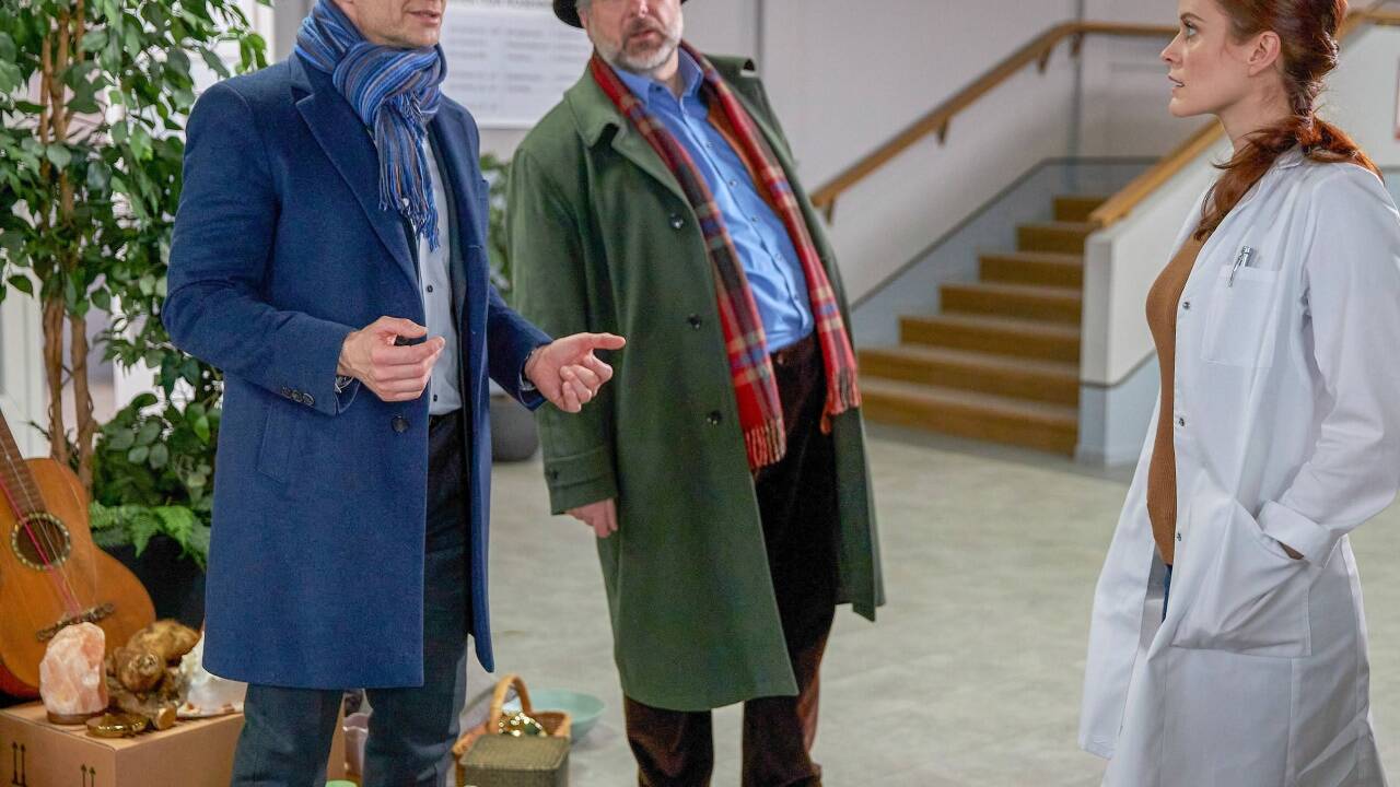 Pathologin Mai (Sina Wilke, r.) hat neue Informationen für die Kommissare Stadler (Dieter Fischer) und Hansen (Igor Jeftic, l.). 