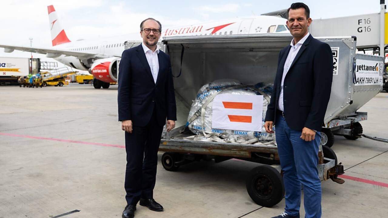 Schallenberg und Mückstein vor einer Impfstofflieferung (Archivbild) Schallenberg und Mückstein vor einer Impfstofflieferung (Archivbild)