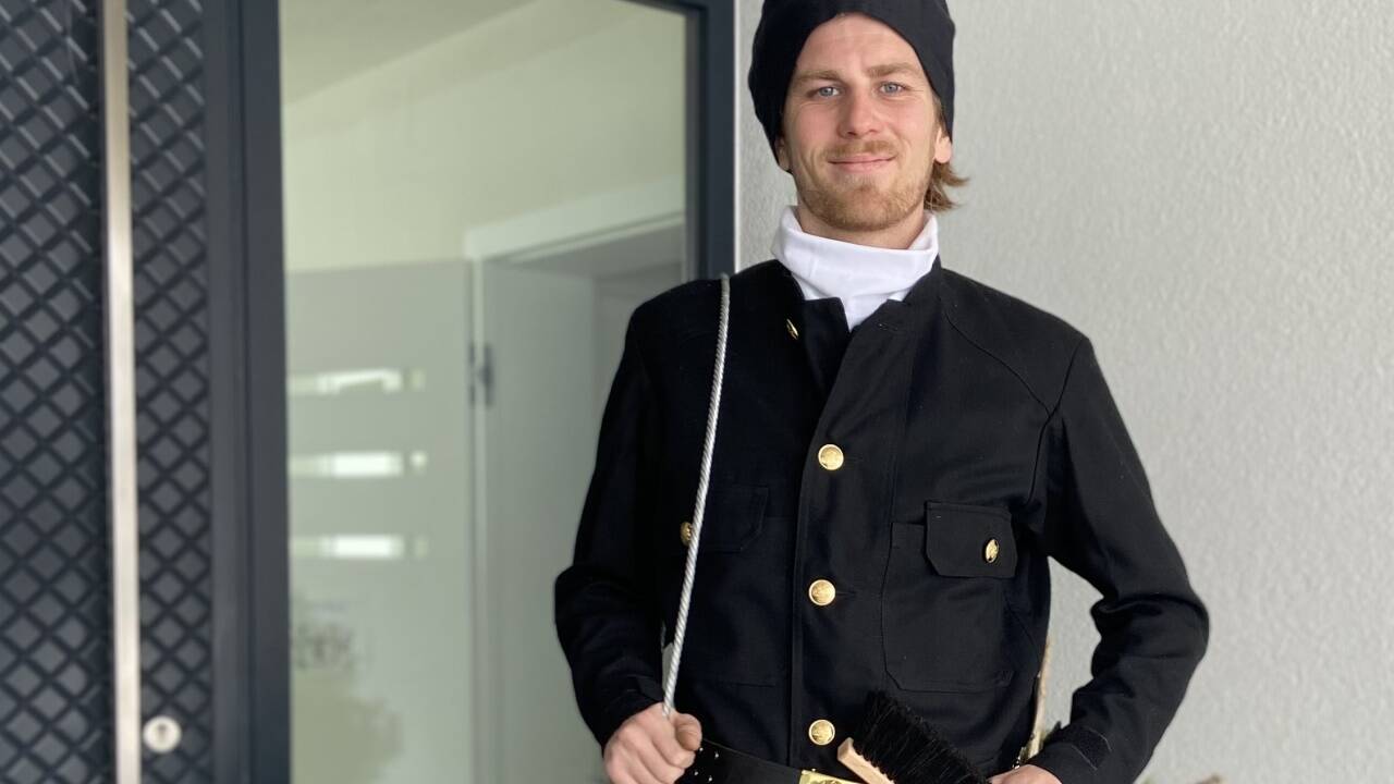 Der 26-jährige Saalfeldner ist in Salzburg der Einzige, der heuer mit der Rauchfangkehrerlehre begonnen hat.  