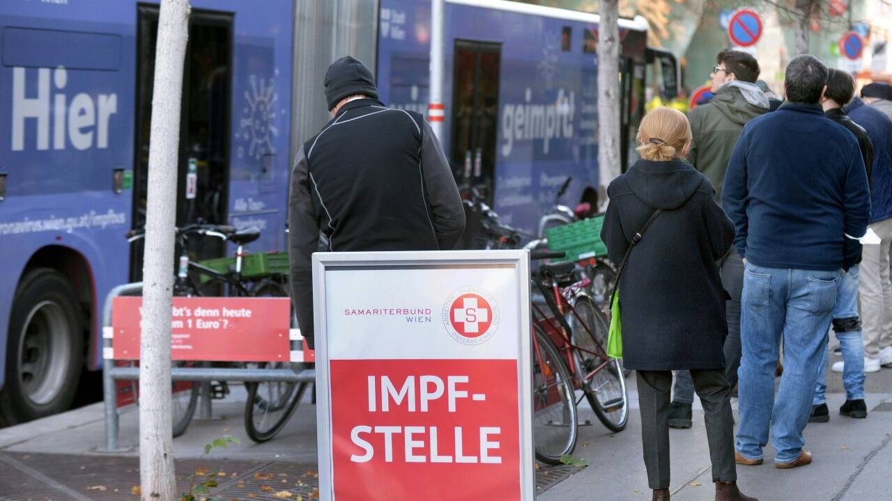 Die Regierung will die Menschen mit „positiven Anreizen“ zum Impfen bringen. Die Regierung will die Menschen mit „positiven Anreizen“ zum Impfen bringen.