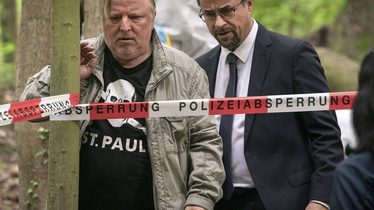 Frank Thiel (Axel Prahl) trifft mit Karl-Friedrich Börne (Jan Josef Liefers) am Tatort ein: Szene aus der „Tatort“-Folge „Des Teufels langer Atem“, die am 16. Jänner ausgestrahlt werden wird. 