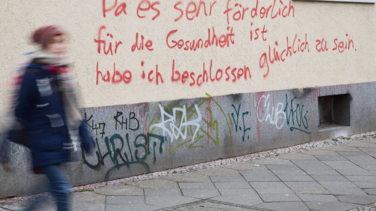Es steht sogar an den Wänden – hier in Berlin. 