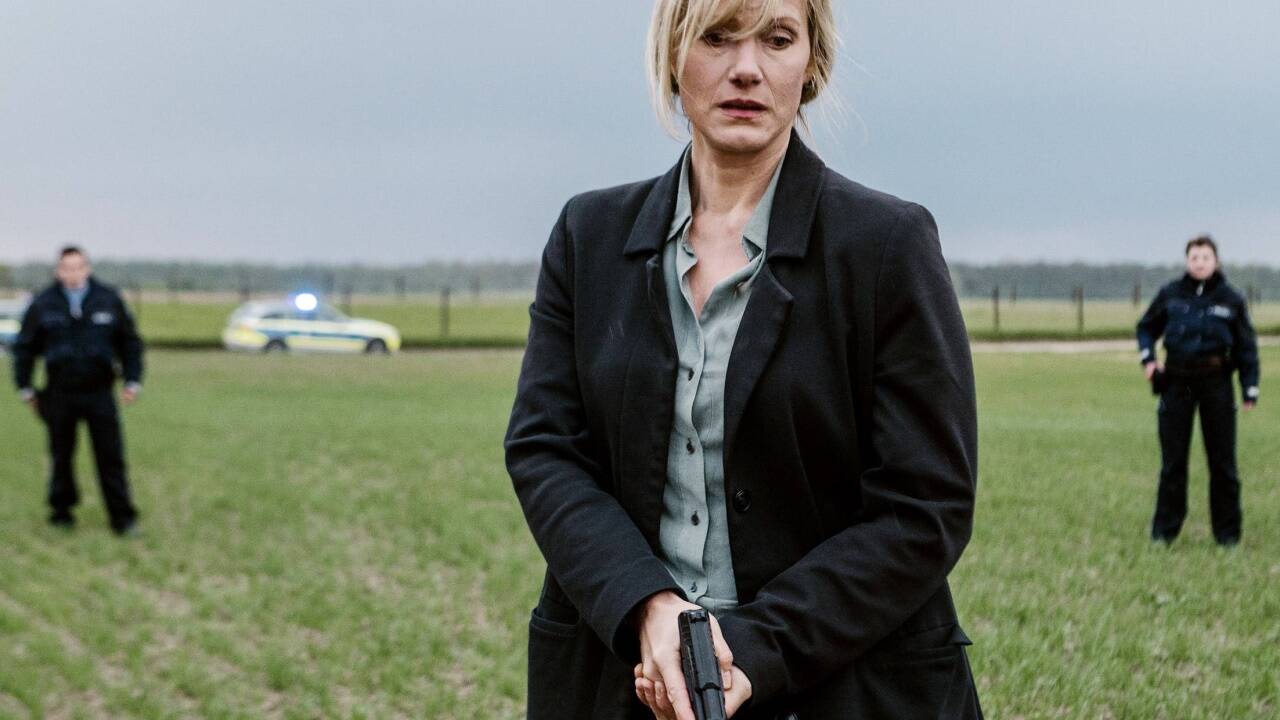 Kommissarin Martina Bönisch (Anna Schudt) mit Streifenbeamten bei einer Verfolgung auf einem Feld: Szene aus der „Tatort“-Folge „Gier und Angst“. 