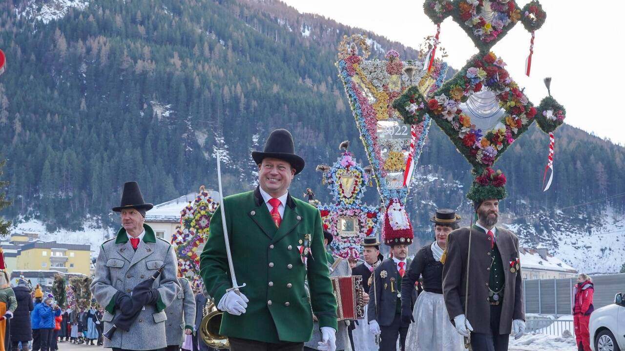 Erster Perchtenlauf in Bad Gastein am 2. Jänner – Andreas Mühlberger (grüne Jacke, Säbel), Obmann der Gasteiner Perchten, gesteht die fehlende Genehmigung ein, es sei jedoch unklar, ob es sich überhaupt um eine Veranstaltung handle.  