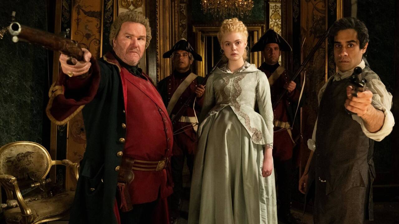 Katharina mit General Velementov (Douglas Hodge, links) und Orlo (Sacha Dhawan). 