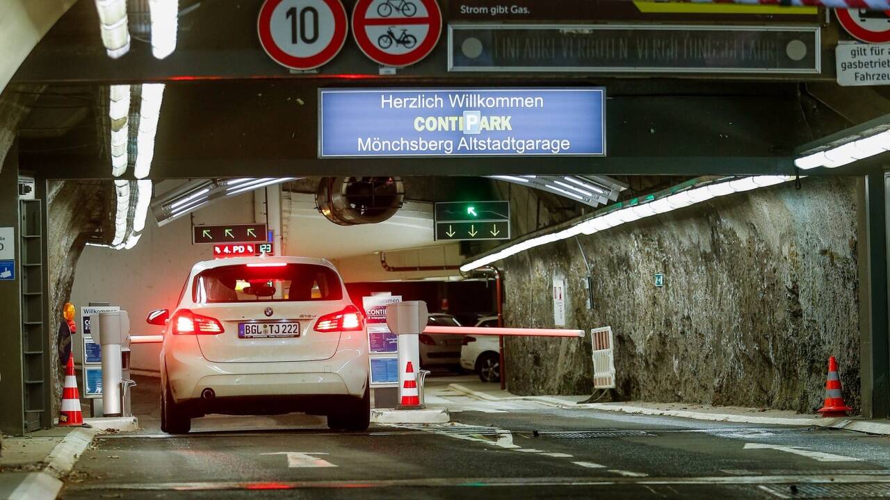 Der Einfahrtsbereich in die Mönchsberggarage in Salzburg. 